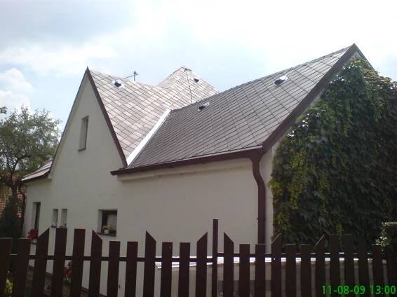 Montáž a instalace střešní tašky Betternit. Betternit je vláknocementová střešní krytina. | Klempíři Praha