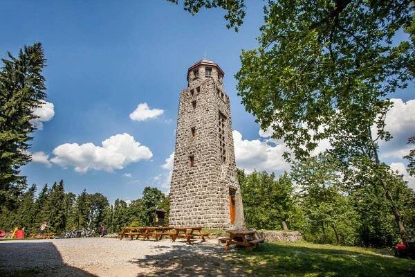 Rozhledna Bramberk funguje dál. Klenot severních Čech zachránila dražba