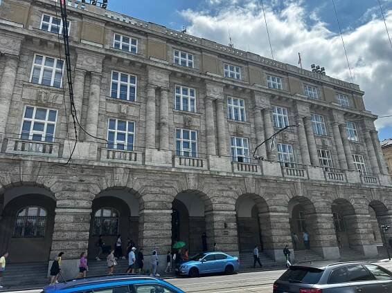 Rozruch na filozofické fakultě: Dva lidé skončili na policejní služebně, chovali se „nestandardně“