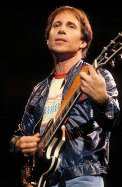 hoto of Paul SIMON; Paul Simon performing on stage 