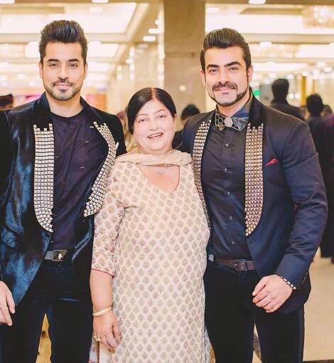 Gautam Gulati With His Mother And Brother