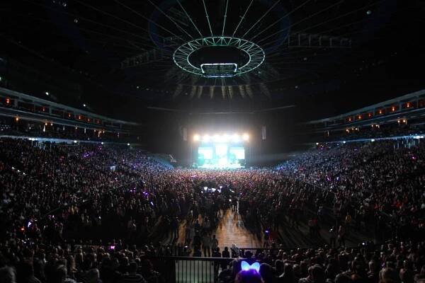 PHOTO: Michal David and Lucie Vondráčková got the crowd dancing. – O2 arena