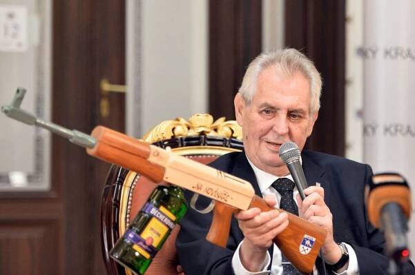 Každá Zemanova návštěva v Plzeňském kraji vyvolala kontroverze, šokoval výroky o Krymu, mával samopalem a mluvil o ztrátě panictví