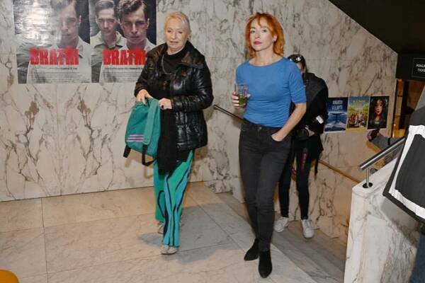FOTO: Karla Winklerová přišla na předpremiéru filmu Bratři, kde hraje její dcera Tatiana Dyková. – stránka 184