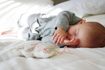 Jak probudit novorozence na krmení