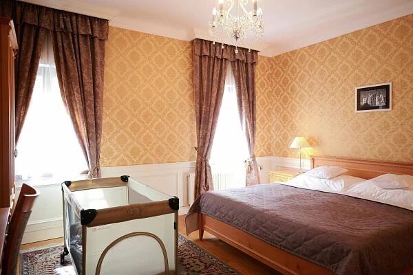 Postel nebo postele na pokoji v ubytování Zamecky Hotel Lednice