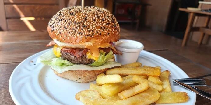 1 nebo 2 burgery vč. hranolek: kuře, hovězí i tvarůžky