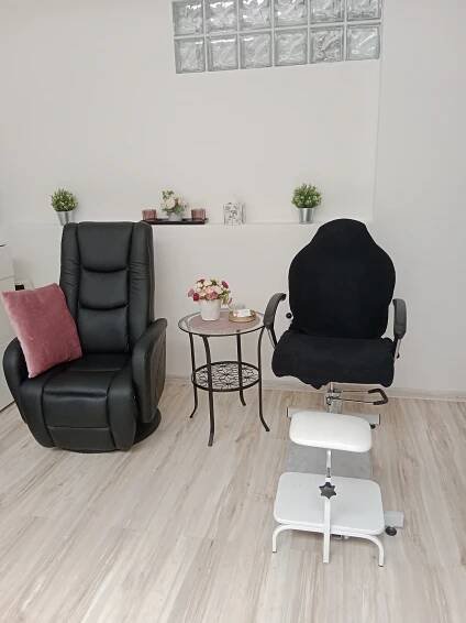 Základní manikúra nebo pedikúra včetně masáže i lakování gel lakem