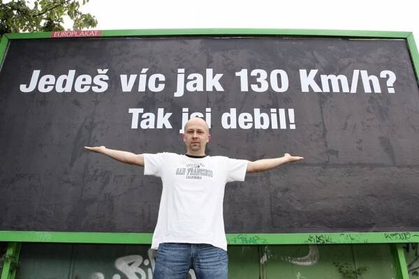 Jedeš víc jak 130 km/h? Tak jsi debil!