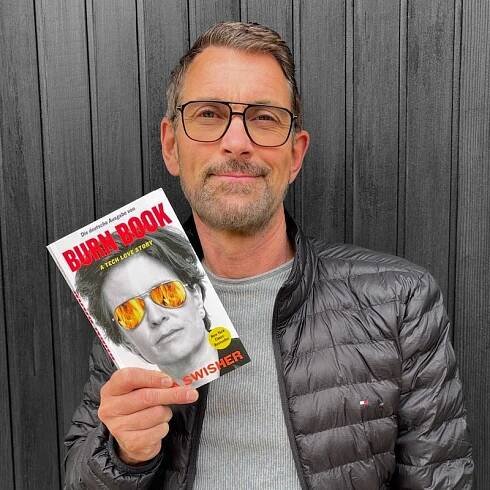 Peter Kreuz hält das Buch "Burn Book" von Kara Swisher  in der Hand.