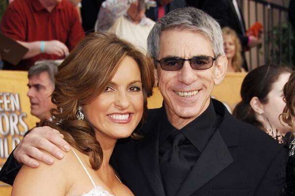 Mariska Hargitay Helping Richard Belzer with His Suit Pin Is So Pure & Sweet (PIC)