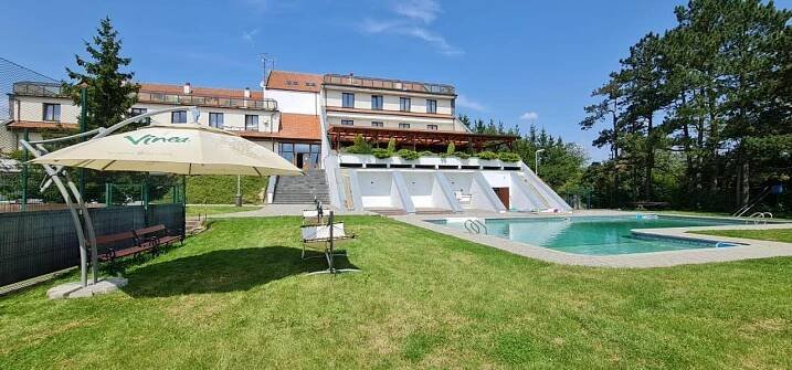 Bazén v ubytovaní Hotel Berounka alebo v jeho blízkosti