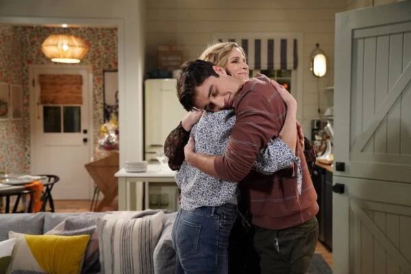 Call Your Mother - Pilot - Z filmu - Joey Bragg, Kyra Sedgwick