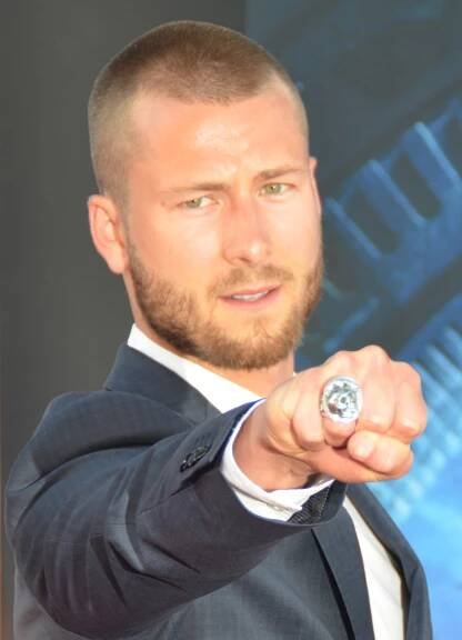 Soubor:Glen Powell (cropped).jpg – Wikipedie