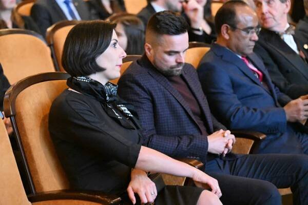 FOTO: Markéta Pekarová Adamová s manželem v sále. – stránka 352
