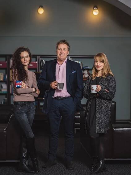 Zleva Nina Černá, Euan Edworthy, Alexandra Drozdová