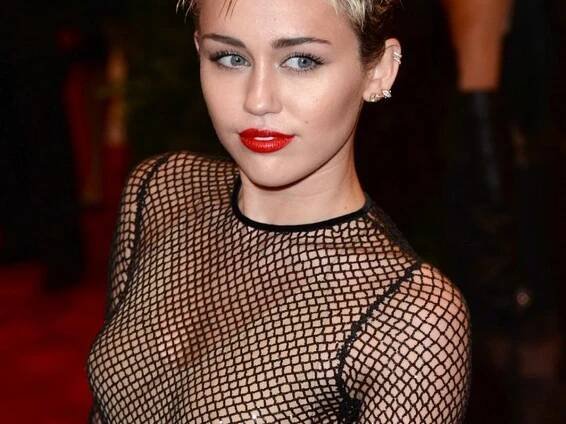Nahatá Miley na bourací kouli zbořila rekord YouTube