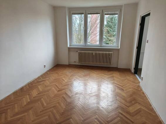 Pronájem bytu 2+1, celková pl. ca 50m2, v Liberci, Králův Háj, Školní 385, za 12.500,- Kč + spotřeby. - Firma, která nezklame