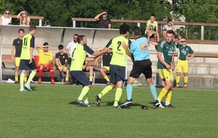 Fotbalisté Nivnice (zelené dresy) v posledním domácím zápase letošní sezony remizovali s Hlukem 3:3.