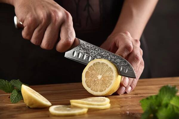 Univerzální nůž santoku 5" o celkové délce 23,5 cm