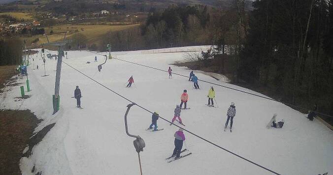 Olešnice a Hodonín drží zimu. Lyžaři si užívají jarního sluníčka na svahu. Se souhlasem Ski areál Olešnice, Ski areál Hodonín