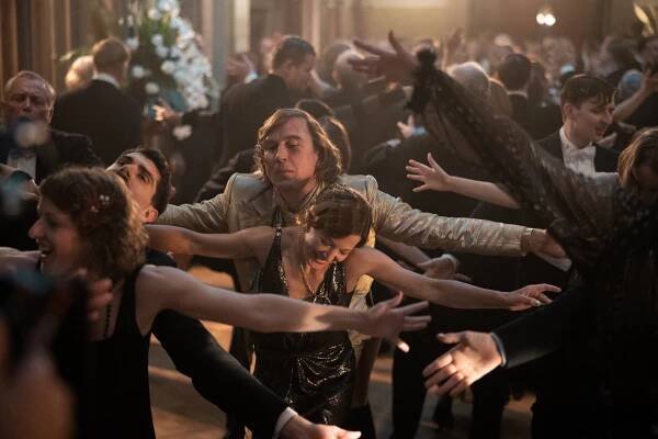 Babylon Berlín - Série 4 - Epizoda 1 - Z filmu - Lars Eidinger, Hannah Herzsprung