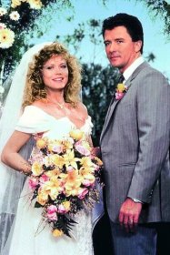 V Dallasu se vdala za Bobbyho Ewinga. 