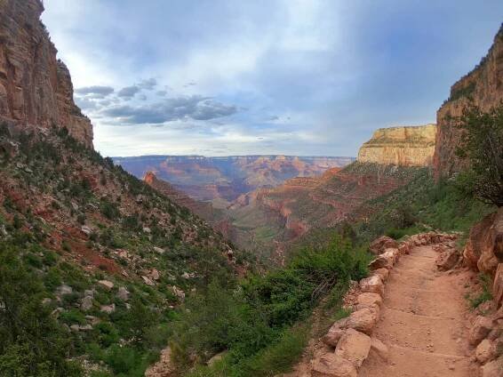 Descending along the Bright Angel Trail. Photo: Oleksii Yasinskyi/Unsplash