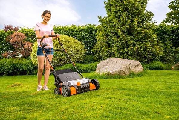 Ľahký ale výkonný elektrický vertikutátor Patriot S 1600 si vďaka príkonu 1600 W a šírke záberu 34 cm poradí aj so stredne veľkými trávnymi plochami. Vybavený je zberným košom s objemom 45 l a dvomi ľahko vymeniteľnými vertikutačnými valcami.