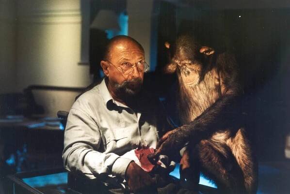 Donald Pleasence and Tanga in Phenomena (1985)