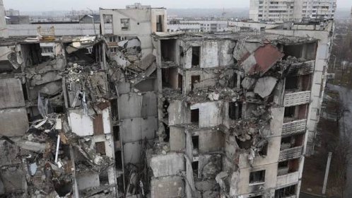 Ruský útok v Charkově zasáhl obytný dům i tiskárnu. Na místě jsou mrtví i ranění