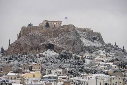 severe-weather-brings-snow-to-athens-greek-islands1