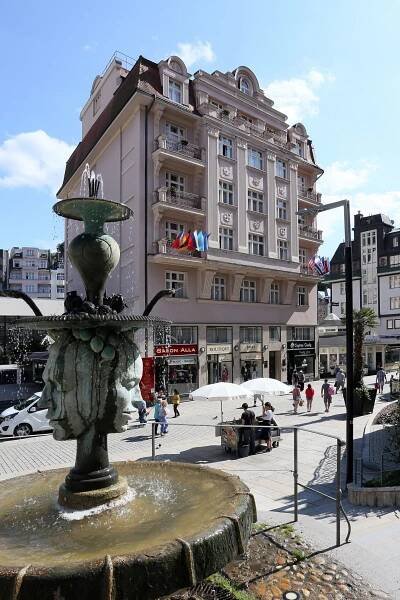 a fountain in the middle of a city square
