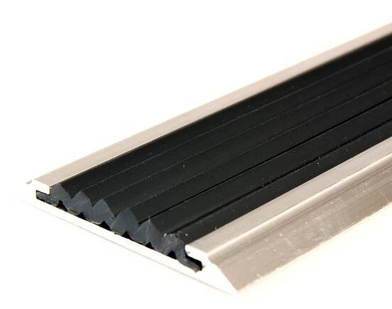 Černá hliníková schodová lišta s protiskluzovým páskem (metráž) FLOMA Antislip - délka 1 cm, šířka 5,3 cm, výška 0,6 cm