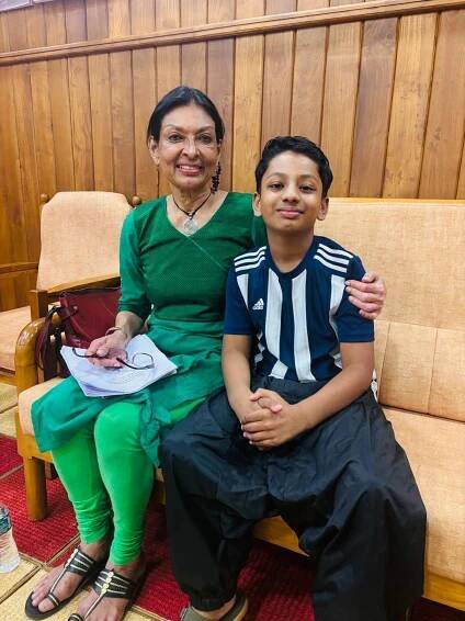 File:Daniel Eldho Joy with renowned classical dancer Mallika Sarabhai during a visit.jpg - Wikimedia Commons