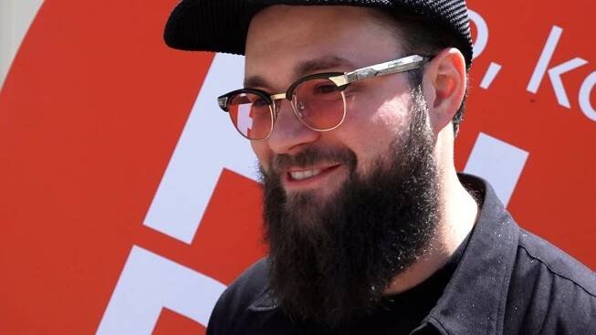 Režisér Matěj Chlupáček: Kulisy k seriálu To se vysvětlí, soudruzi! jsme si schovali