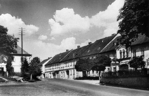 Chodová Planá, náměstí; 1948/1956 (sbírka Jiřího Fiedlera).