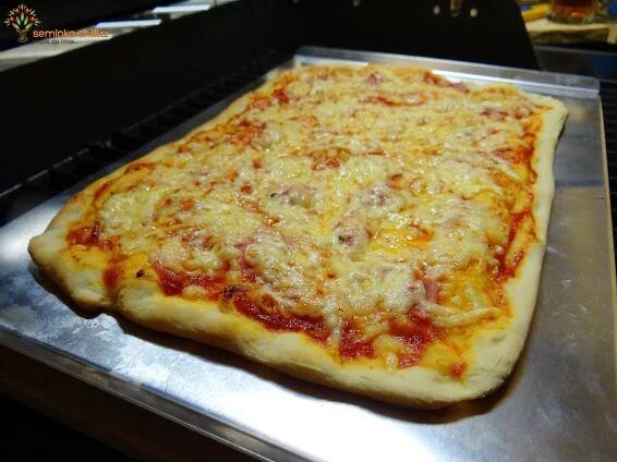 Domácí pizza na plynovém grilu Weber