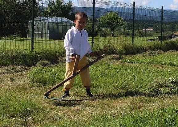 Volarský sekáč ukázal, jak jsou dámy i pánové šikovní v kosení trávy