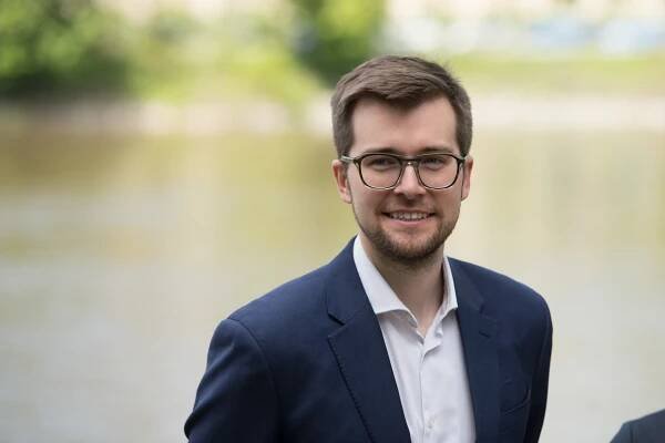 Piráti kritizují plán svazu autorů vybírat poplatky za dovezené mobily. ‚Je to absurdní,‘ říká Michálek