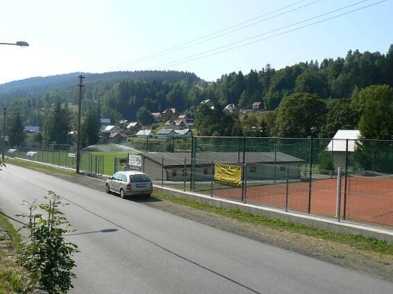 Fotbalové hřiště a tenisové kurty