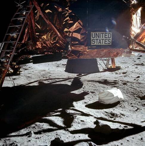012-apollo-11-AS11-40-5864-Landetriebwerk-o-Landekrater.jpg