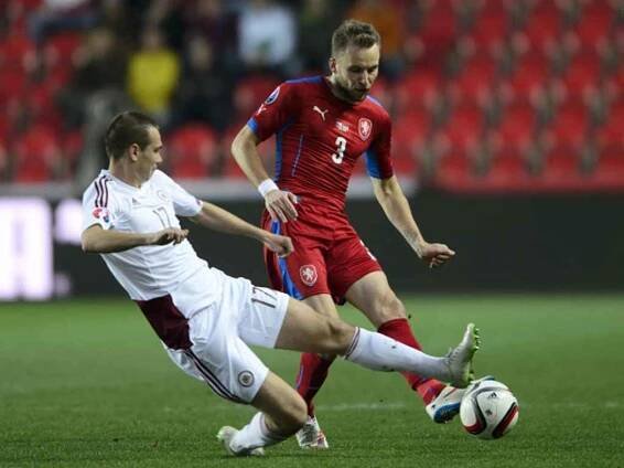 Michal Kadlec (vpravo) a Arturs Zjuzins z Lotyšska.