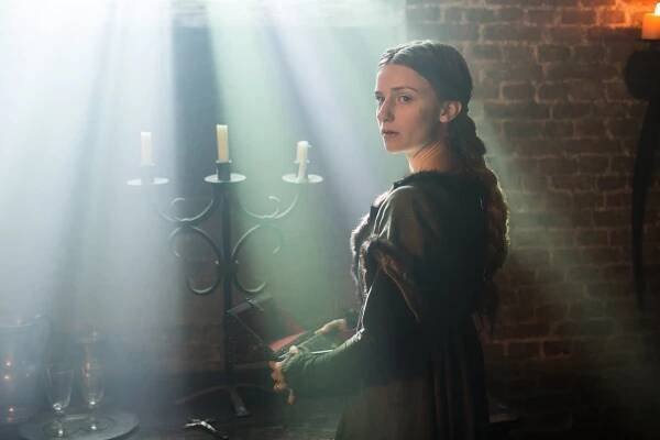 Bílá královna - Láska a smrt - Z filmu - Faye Marsay