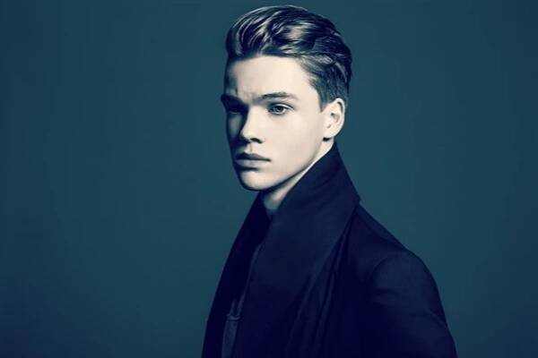 Česko bude na Eurovizi v Lisabonu reprezentovat zpěvák Mikolas Josef