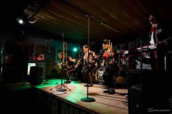 FOTOREPORT: Fast Food Orchestra přivezli do Plzně závan Mexika
