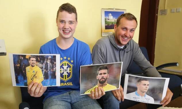 Český chlapec si plní sen. Pro školní noviny zpovídá světová fotbalová esa