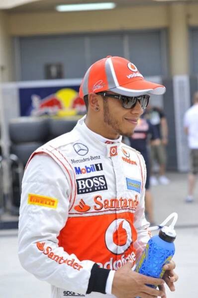 Soubor:Lewis Hamilton Bahrain.jpg