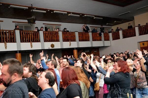 Vypalovačka střídala vypalovačku a fanoušky …
