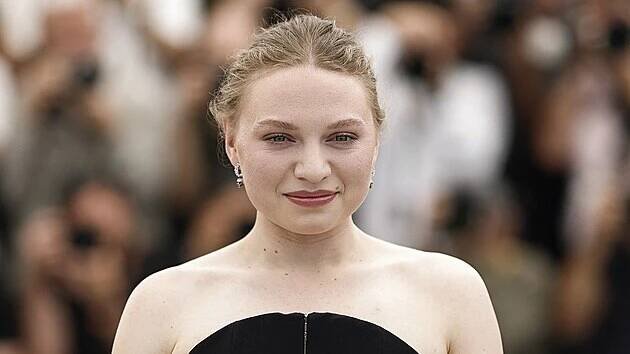 Mia Threapletonová v Cannes (19. května 2025)
